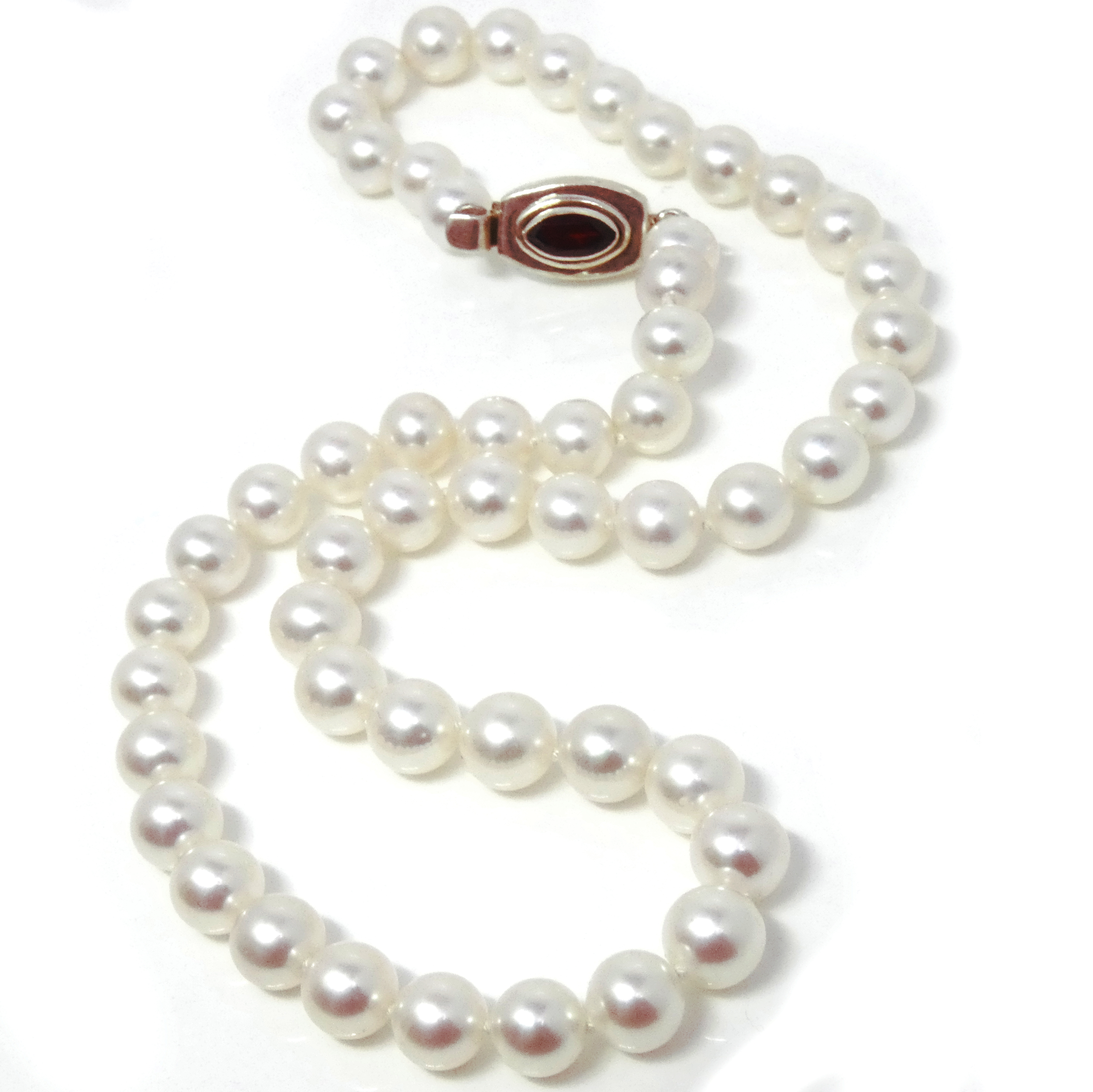 White pearl necklaces, Pearlescence